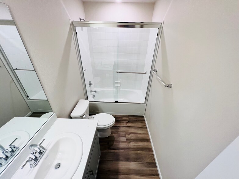 2nd full bath - 13735 Del Corso Way
