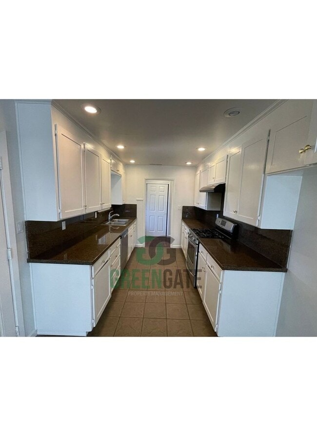 Building Photo - BEAUTIFUL 3 BEDROOM 2 BATH HOME MOVE IN RE...