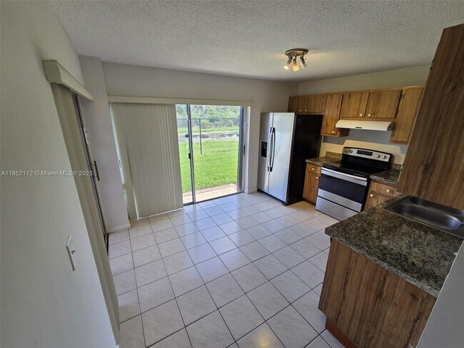 Building Photo - 9430 S Meadows Cir
