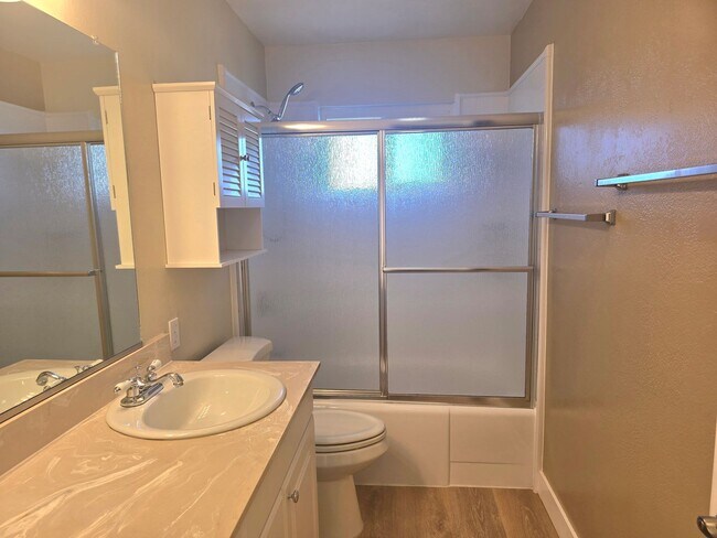 Building Photo - Beautifully Updated #4 Condo