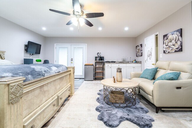 Building Photo - Adorable Studio for Rent - Short Term Fully Furnished!