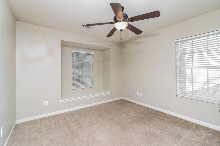 Building Photo - 305 Silver Spring St