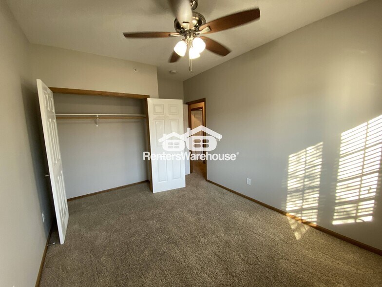 Building Photo - 2000 Meadow Ct