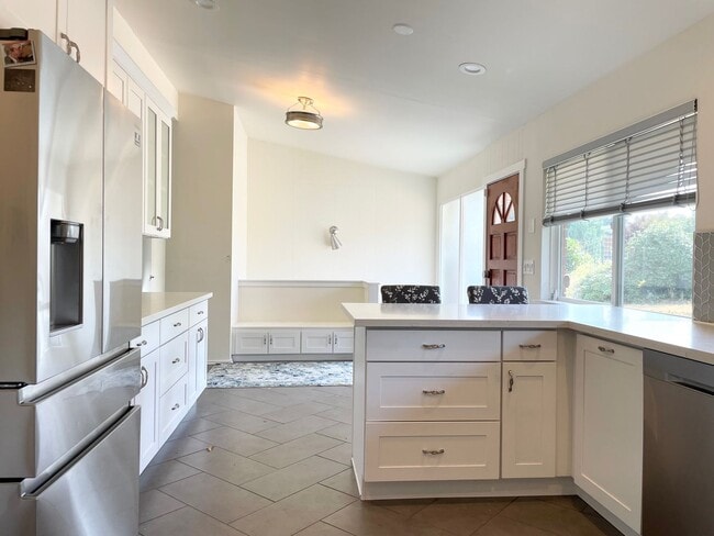 Building Photo - Beautifully Remodeled 5 Bed 2.75 Bath Home in Eastgate