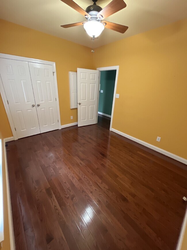 Building Photo - "Charming Kernersville Retreat: Spacious 4-Bed Gem with Granite Touches & Cozy Fireplace"