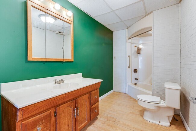 Building Photo - Available MAY 2026 - Beautiful, LARGE 4+ bedroom/2 bath GEM in South Side Slopes!