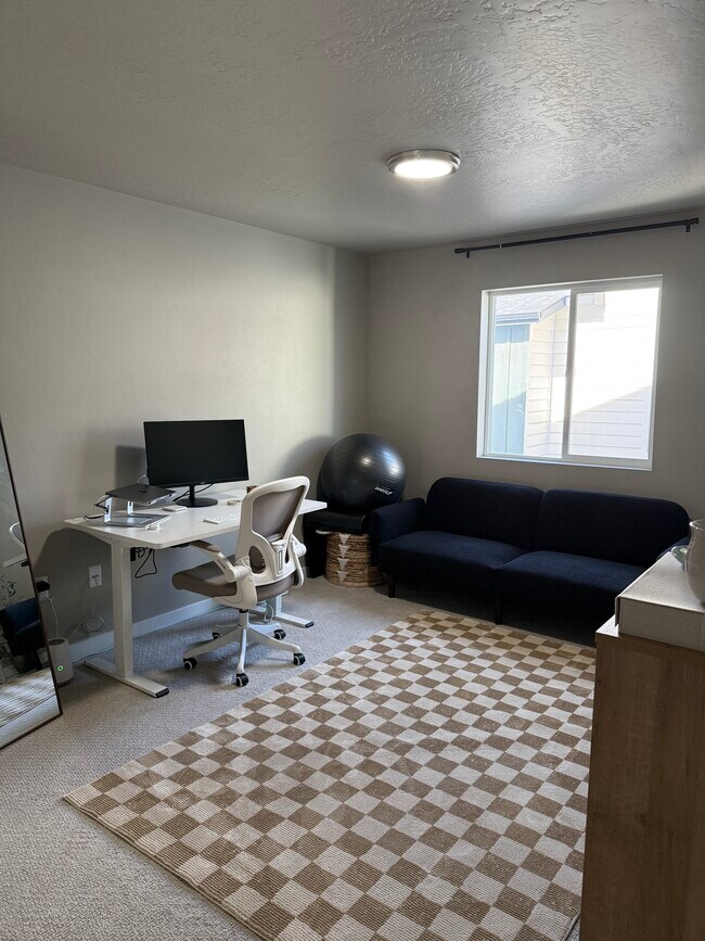 Building Photo - 336 S Calf Crk Ave