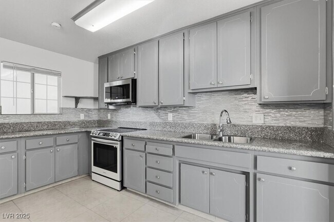 Building Photo - 3760 Briarwood Ave