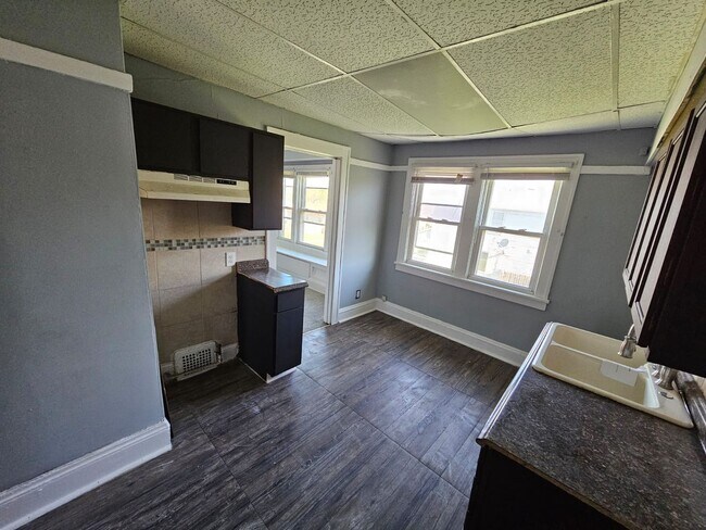 Building Photo - 3685 E 143rd St