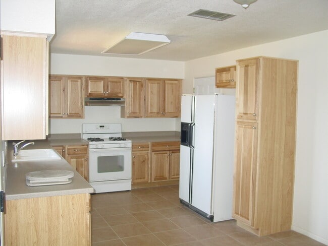 Building Photo - 3BR/2BA/2GA 1,768 sq.ft. rental in Sierra Vista, AZ- Brand New Tile In Bedrooms!!!