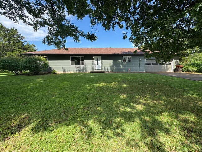 Building Photo - 4 Bedroom 2 Bathroom Home with Convenient Access To I-44!
