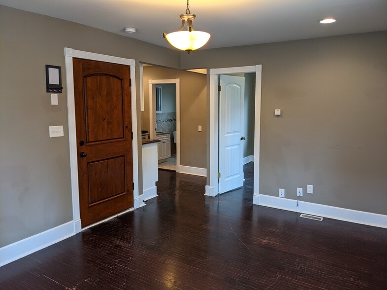 Beautiful woodwork - 481 Warwick St