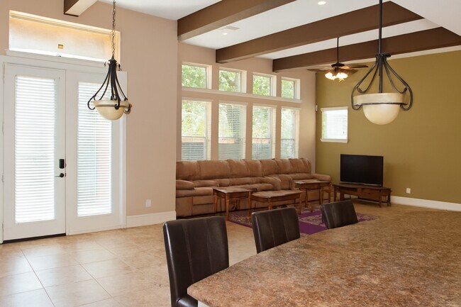 Building Photo - 907 Arden Oaks Dr