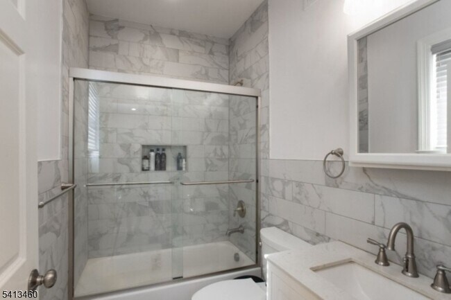 Building Photo - 122 N Fullerton Ave