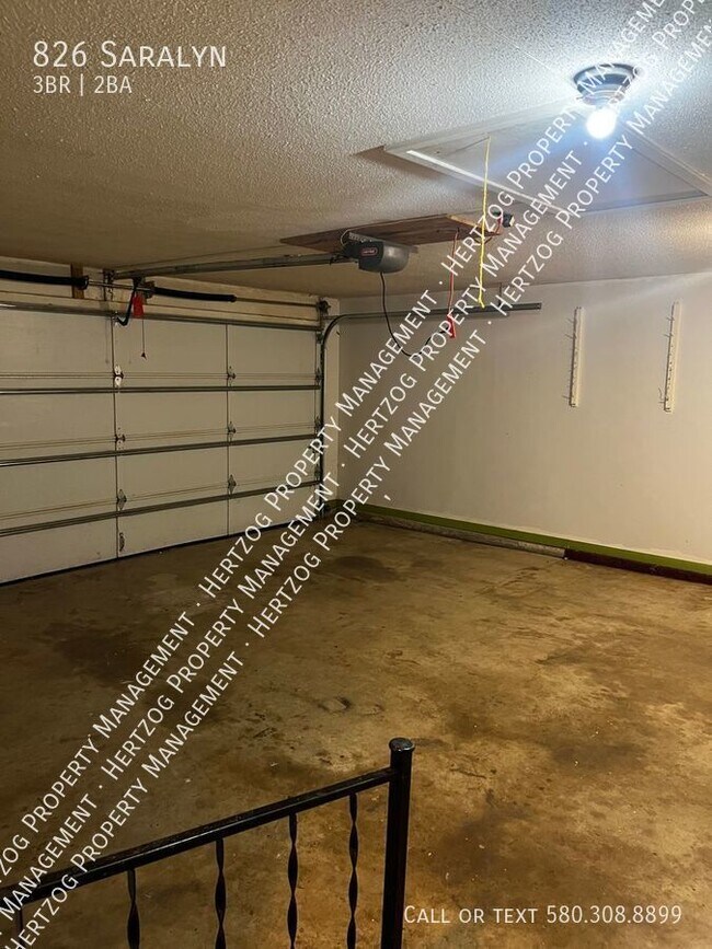 Building Photo - 826 Saralyn-