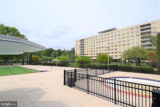 Building Photo - 6621 Wakefield Dr