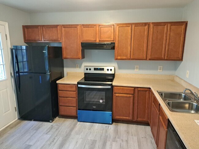 Building Photo - Great Townhome