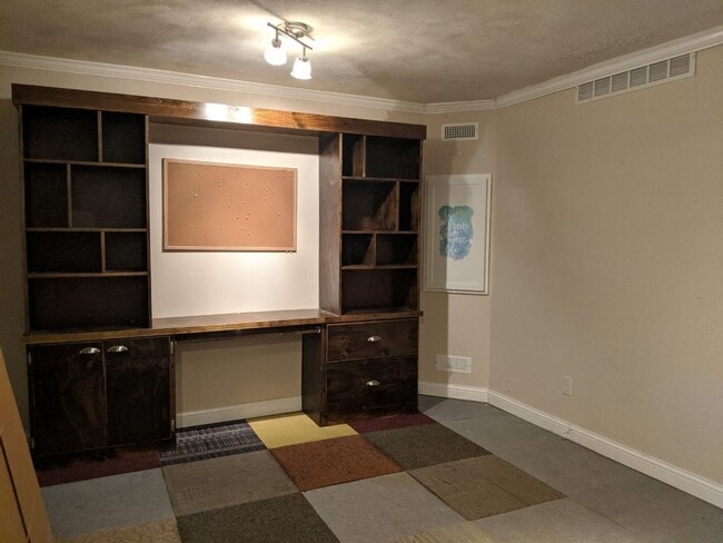 Building Photo - Cute 3 Bedroom Condo