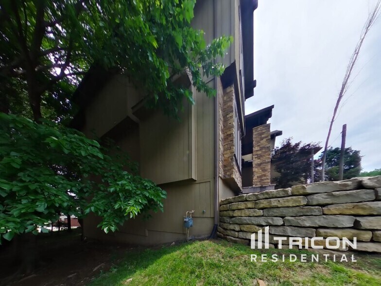 Building Photo - 20924 W 68th St