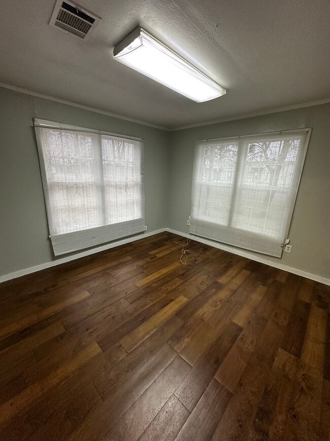 Building Photo - Southern Hills Cozy 2-Bedroom Rental with ...