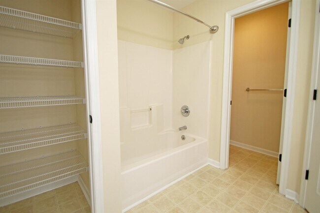Building Photo - 1345 Goldfinch Dr