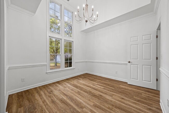 Building Photo - Prime Charlotte Location!