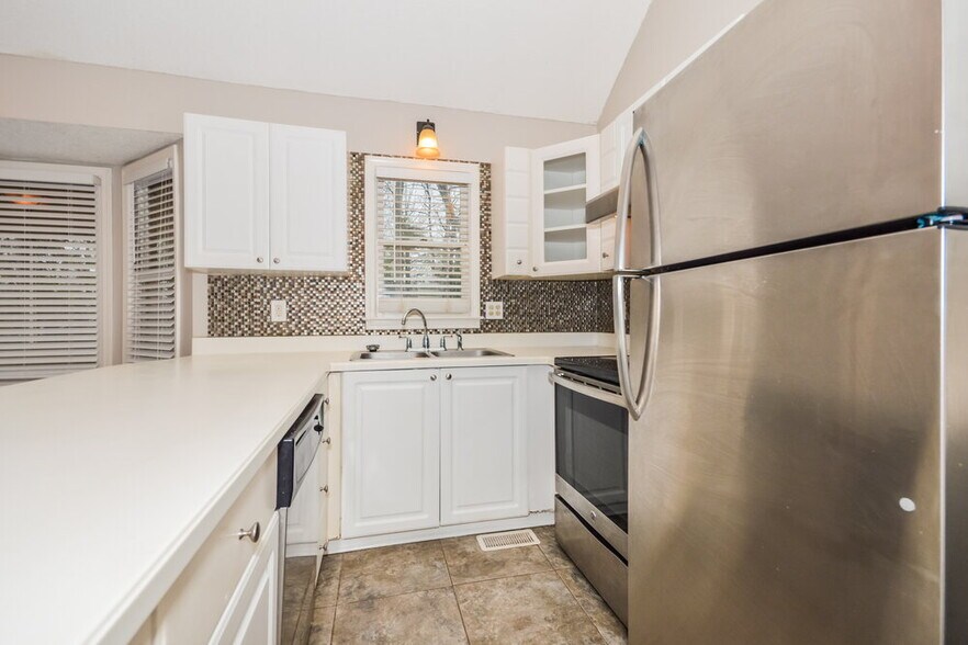 Building Photo - 10 Peace Tree Ln NE