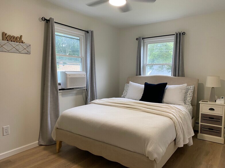 Queen size Bed - 18 Prospect St