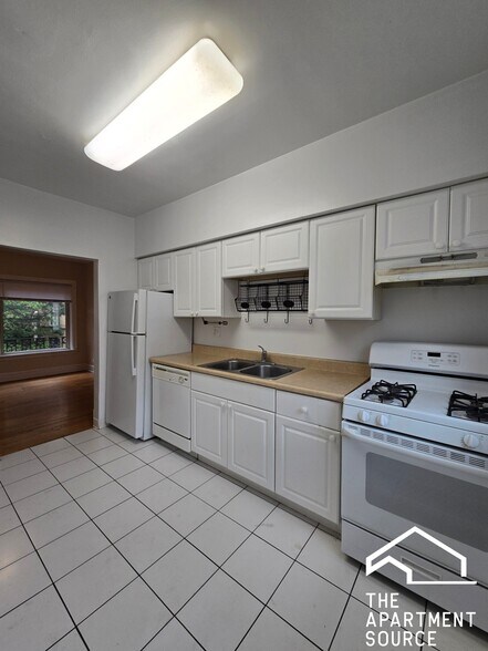 Building Photo - 834 Reba Pl