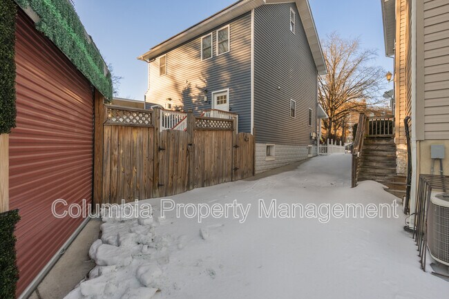 Building Photo - 2421 Franklin St NE