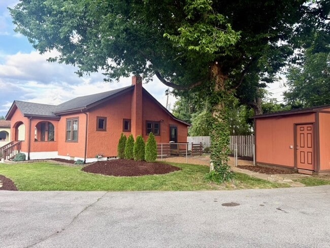 Building Photo - **Charming home in Lindbergh School Distri...
