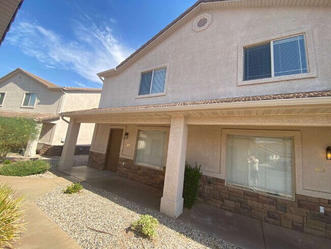 Building Photo - "Charming 3-Bedroom Townhouse with 2.5 Bat...