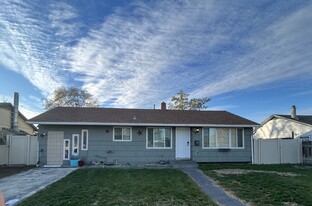 Building Photo - 719 W Loop Dr