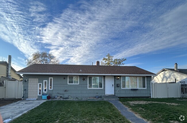 Building Photo - 719 W Loop Dr