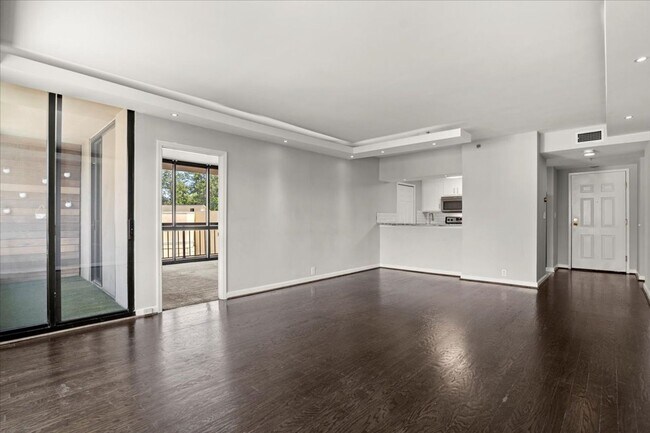 Building Photo - 3481 Lakeside Dr NE