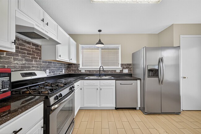 Building Photo - 6343 Settlers Square Ln