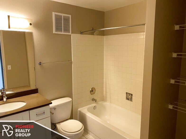 Building Photo - 2551 N Clark St