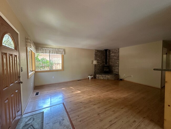 Building Photo - Well Kept Home in Quiet Neighborhood with ...