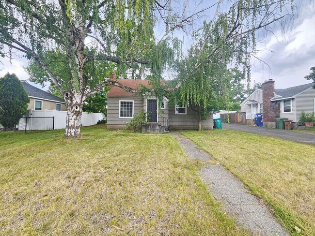 Building Photo - $1,895 - 3 Bed / 1 Bath Vintage Bungalow In North Spokane