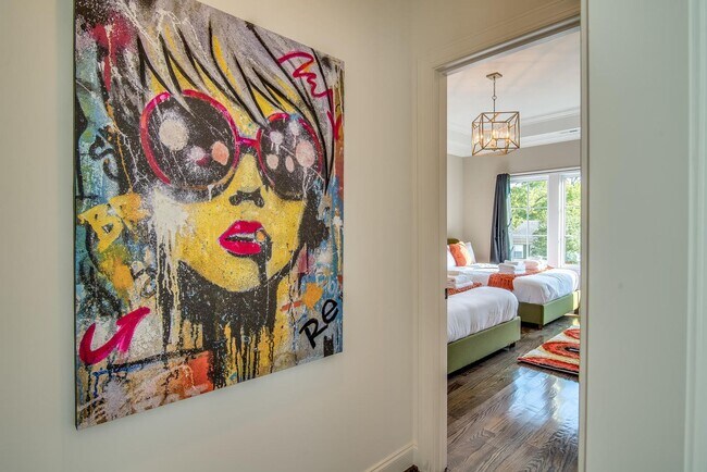 Building Photo - Beautifully appointed 3-bedroom furnished townhome in sought-after Hillsboro Village!