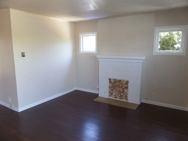 Building Photo - 2 bedroom 1 bathroom Craftsman Home locate...