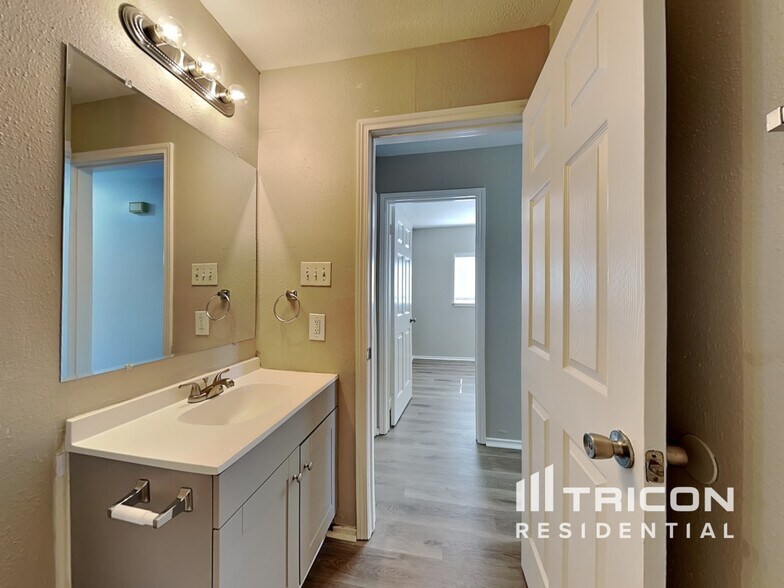 Building Photo - 10218 Basin Field Dr