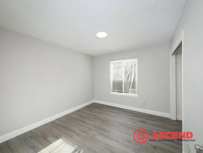 Building Photo - Cozy 3 Bedroom Home at White Ln. & Stine rd.