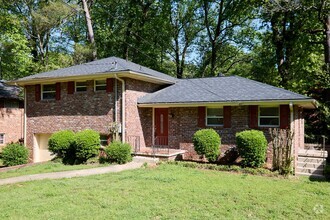Building Photo - Spacious Renovated Split Level in Quiet Ne...