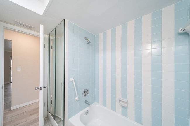 Building Photo - Welcome to your dream rental in Cape Coral! This fully remodeled, MONTH TO MONTH available home.