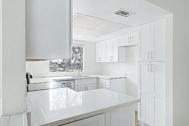 Building Photo - 818 S Westwood