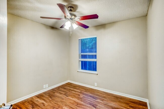 Building Photo - 10403 Falling River Dr