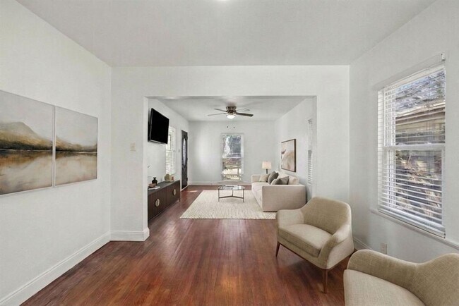 Building Photo - 906 E 43rd St