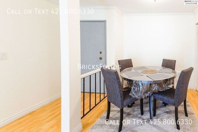 Building Photo - Prime Bellevue Condo, conveniently located...