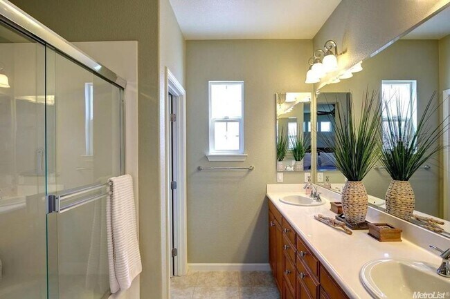 Building Photo - Stunning Home in Mountain House 2 Junior Primary bedrooms w/ own Private Bath!